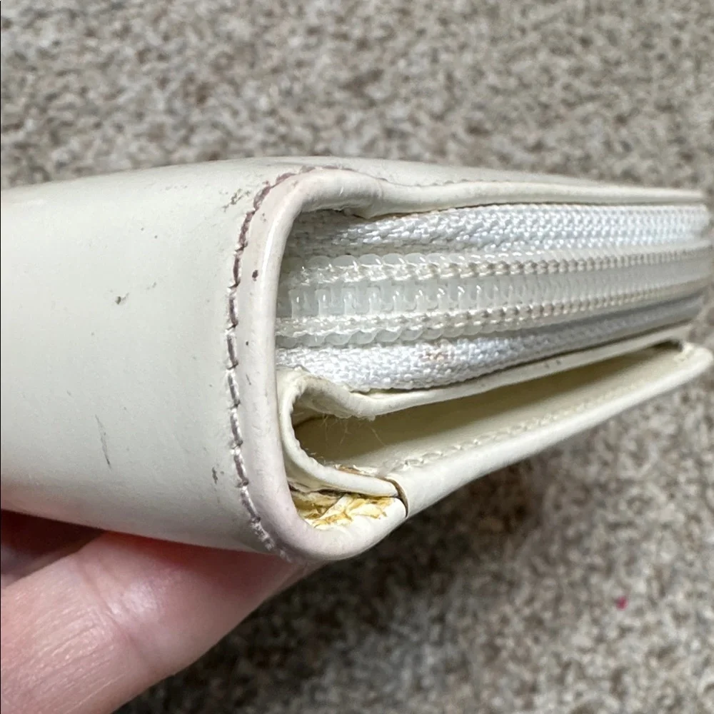 Salvatore Ferragamo Gancini White Calfskin Leather Zip Wallet Authentic